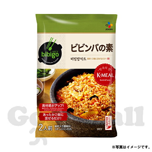 商品説明 名称：bibigo ビビンバの素 シャキシャキ食感の6種の豊かな野菜入り具材と、辛さとコクをで食欲をそそる特製コチュジャンだれをセットにし、ご飯と混ぜるだけで簡単に韓国本場のビビンバを楽しめる製品です。 フライパンで調理するとさらに本格的な味がお楽しみいただけます。 内容量 171g(野菜入り具材135g、コチュジャンだれ36g) 原材料 野菜入り具材[野菜（大豆もやし(国産）、にんじん、緑豆もやし、きくらげ、ぜんまい、せり）、果糖ぶどう糖液糖、砂糖、植物油脂、食塩、ごま、しょうゆ、香辛料 ／ 酸味料]、コチュジャンだれ[コチュジャン、香味油、みそ、還元水あめ、食塩、砂糖、ごま油、魚介エキス、にんにく、魚醤、昆布エキス、酵母エキス、ポークエキス、ポークオイル、醸造酢、スルメパウダー、エビパウダー ／ 調味料（アミノ酸等）、香辛料抽出物、甘味料（アセスルファムK）]、（一部にえび・小麦・いか・ごま・さけ・大豆・豚肉を含む） 賞味期間 枠外下部に記載 アレルギー表示対象物質 小麦、えび、いか、さけ、豚肉、大豆、ごま 使用上の注意 ● 内袋開封後は1回で使いきってください。 ● 商品のフチで手を切らないようご注意ください。 ● 内袋開封時に中身がはねることがありますのでご注意ください。 保存方法 直射日光及び高温多湿の場所を避け、常温で保存してください。 販売者 CJ FOODS JAPAN株式会社 製造所 ●製造所 ・野菜入り具材： 岐阜食品株式会社・岐阜県本巣市十四条字野中130-1 ・コチュジャンだれ：株式会社味食研・愛知県西春日井郡豊山町大字豊場字志水72-1 ※パッケージデザインは予告なく変更になる場合がございますので、ご了承ください。