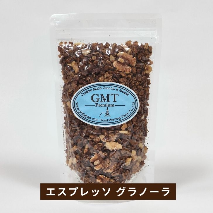 商品情報名称シリアル専門店GMTGMT エスプレッソ グラノーラ 270gサイズ原材料名オーツ麦(アメリカ産)、メープルシロップ、キャノ－ラ油、全粒小麦、くるみ、ア－モンド、コ－ヒ－内容量270g賞味期限商品ラベルに記載保存方法直射日光、高温多湿の場所を避けて保存開封後は空気を抜いてジップを閉め、お早目にお召し上がりください製造者Good Morning Tokyo 株式会社東京都目黒区中町1-8-12販売者Good Morning Tokyo 株式会社東京都目黒区中町1-8-12栄養成分表（1食50gあたり）エネルギー220kcal タンパク質5g　脂質11g　炭水化物27g　食塩相当量0.01g（推定値）備考そのまま又は牛乳・ヨーグルトと共にお召し上がり下さいシリアル専門店GMT エスプレッソ グラノーラ 270gサイズ 厳選した材料を丹念に焼き上げた手作りのグラノーラは格別です。アメリカ人オーナーシェフがプロデュースした本場の味を、気分に合わせて様々な召し上がり方でお楽しみください。 ミルクを注ぐと細かく砕かれた有機コーヒーの黒い粒々が広がります。フルーツは入れず、シンプルにアーモンド（スリバード）とクルミだけを入れました。まだ眠い朝のお目覚めにぴったり、苦味の効いた大人のグラノーラに仕上がっています。甘さは100%メープルシロップからのみ、砂糖・添加物不使用のこだわりグラノ―ラです。 5