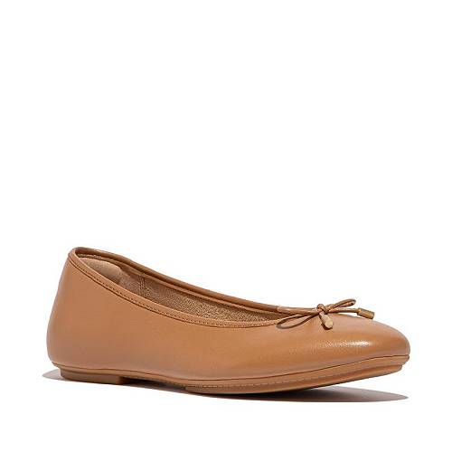 送料無料 フィットフロップ FitFlop レディース 女性用 シューズ 靴 フラット Delicato Bow Soft Leather Ballerinas - Desert Tan