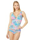 こちらの商品は リリーピューリッツァー Lilly Pulitzer レディース 女性用 スポーツ・アウトドア用品 水着 トップス Brenta Tankini - Multi Splashdance です。 注文後のサイズ変更・キャンセルは出来ませんので、十分なご検討の上でのご注文をお願いいたします。 ※靴など、オリジナルの箱が無い場合がございます。ご確認が必要な場合にはご購入前にお問い合せください。 ※画面の表示と実物では多少色具合が異なって見える場合もございます。 ※アメリカ商品の為、稀にスクラッチなどがある場合がございます。使用に問題のない程度のものは不良品とは扱いませんのでご了承下さい。 ━ カタログ（英語）より抜粋 ━ The Lilly Pulitzer(R) Brenta Tankini Top sets apart your swim style with a vibrant, sun-kissed coral design that will catch eyes from surf to shore. This versatile, full-coverage swim top features an elongated V-neck with dazzling, gold-tone center circle and convertible back straps for variable support. Plunging V-neckline with gathered center detail. Soft, removable molded cups. Adjustable shoulder straps can be worn straight or in a cross-back design. Lined. 78% nylon, 22% spandex;Lining: 96% polyester, 4% spandex. Hand wash cold, dry flat. ※掲載の寸法や重さはサイズ「2」を計測したものです. サイズにより異なりますので、あくまで参考値として参照ください. If you&#039;re not fully satisfied with your purchase, you are welcome to return any unworn, unwashed items in the original packaging with tags and if applicable, the protective adhesive strip intact. Note: Briefs, swimsuits and bikini bottoms should be tried on over underwear, without removing the protective adhesive strip. Returns that fail to adhere to these guidelines may be rejected. 実寸（参考値）： Length: 約 33.02 cm