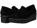 こちらの商品は クラークス Clarks レディース 女性用 シューズ 靴 ローファー ボートシューズ Airabell Slip - Black Suede です。 注文後のサイズ変更・キャンセルは出来ませんので、十分なご検討の上でのご注文をお願いいたします。 ※靴など、オリジナルの箱が無い場合がございます。ご確認が必要な場合にはご購入前にお問い合せください。 ※画面の表示と実物では多少色具合が異なって見える場合もございます。 ※アメリカ商品の為、稀にスクラッチなどがある場合がございます。使用に問題のない程度のものは不良品とは扱いませんのでご了承下さい。 ━ カタログ（英語）より抜粋 ━ Style meets comfort in the elevated Clarks(TM) Airabell Slip. Leather upper with a pleated detail at the strap. Synthetic lining and insole with Ultimate Comfort full-length cushioning and a moisture-wicking Ortholite(R) footbed to reduce stress. A lightweight EVA wedge outsole adds easy, all-day height. ※掲載の寸法や重さはサイズ「9, width B - Medium」を計測したものです. サイズにより異なりますので、あくまで参考値として参照ください. 実寸（参考値）： Heel Height: 約 5.08 cm Weight: 約 280 g Platform Height: 約 2.54 cm ■サイズの幅(オプション)について Slim &lt; Narrow &lt; Medium &lt; Wide &lt; Extra Wide S &lt; N &lt; M &lt; W A &lt; B &lt; C &lt; D &lt; E &lt; EE(2E) &lt; EEE(3E) ※足幅は左に行くほど狭く、右に行くほど広くなります ※標準はMedium、M、D(またはC)となります ※メーカー毎に表記が異なる場合もございます