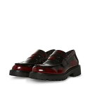 こちらの商品は スティーブマデン Steve Madden レディース 女性用 シューズ 靴 ローファー ボートシューズ Lyris Loafer - Burgundy です。 注文後のサイズ変更・キャンセルは出来ませんので、十分なご検討の上でのご注文をお願いいたします。 ※靴など、オリジナルの箱が無い場合がございます。ご確認が必要な場合にはご購入前にお問い合せください。 ※画面の表示と実物では多少色具合が異なって見える場合もございます。 ※アメリカ商品の為、稀にスクラッチなどがある場合がございます。使用に問題のない程度のものは不良品とは扱いませんのでご了承下さい。 ━ カタログ（英語）より抜粋 ━ Featuring stacked heels, the Steve Madden(R) Lyris Loafers come with an easy slip-on style that helps your style your everyday wear outfits. Part of the Basic Loafer Collection. PU upper. PU lining and removable footbed. Slip-on style. Panel strap detailing on the upper. Round toe design. TPR outsole. ■サイズの幅(オプション)について Slim &lt; Narrow &lt; Medium &lt; Wide &lt; Extra Wide S &lt; N &lt; M &lt; W A &lt; B &lt; C &lt; D &lt; E &lt; EE(2E) &lt; EEE(3E) ※足幅は左に行くほど狭く、右に行くほど広くなります ※標準はMedium、M、D(またはC)となります ※メーカー毎に表記が異なる場合もございます