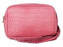 こちらの商品は エーディーエー ADA Collection レディース 女性用 バッグ 鞄 ウエストポーチ Cassandra Belt Bag - Fuchsia Croco です。 注文後のサイズ変更・キャンセルは出来ませんので、十分なご検討の上でのご注文をお願いいたします。 ※靴など、オリジナルの箱が無い場合がございます。ご確認が必要な場合にはご購入前にお問い合せください。 ※画面の表示と実物では多少色具合が異なって見える場合もございます。 ※アメリカ商品の為、稀にスクラッチなどがある場合がございます。使用に問題のない程度のものは不良品とは扱いませんのでご了承下さい。 ━ カタログ（英語）より抜粋 ━ Keep all your goodies in one place with this stylish ADA Collection(TM) Cassandra Belt Bag. Leather belt bag features textured design and fringe design at side. Main compartment with zipper closure. Interior includes credit card slot. Adjustable belt. 実寸（参考値）： Bottom Width: 約 19.05 cm Depth: 約 3.81 cm Height: 約 13.97 cm Weight: 7.6 oz