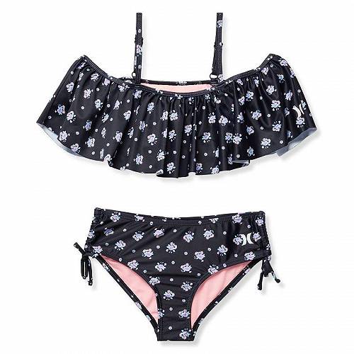 こちらの商品は ハーレー Hurley Kids 女の子用 スポーツ・アウトドア用品 キッズ 子供用水着 Flounce Bikini Set (Little Kids) - Black です。 注文後のサイズ変更・キャンセルは出来ませんので、十分なご検討の上でのご注文をお願いいたします。 ※靴など、オリジナルの箱が無い場合がございます。ご確認が必要な場合にはご購入前にお問い合せください。 ※画面の表示と実物では多少色具合が異なって見える場合もございます。 ※アメリカ商品の為、稀にスクラッチなどがある場合がございます。使用に問題のない程度のものは不良品とは扱いませんのでご了承下さい。 ━ カタログ（英語）より抜粋 ━ Flounce Bikini Set (Little Kids). Pull-on style. Adjustable shoulder straps. Flounce detailing on top. Elastic waistband. All-over print. Ties on sides. Full rear coverage. 84% polyester, 16% elastane. Machine wash, tumble dry. ※掲載の寸法や重さはサイズ「6 Little Kids」を計測したものです. サイズにより異なりますので、あくまで参考値として参照ください. If you&#039;re not fully satisfied with your purchase, you are welcome to return any unworn, unwashed items in the original packaging with tags and if applicable, the protective adhesive strip intact. Note: Briefs, swimsuits and bikini bottoms should be tried on over underwear, without removing the protective adhesive strip. Returns that fail to adhere to these guidelines may be rejected. 実寸（参考値）： Length: 約 22.86 cm Front Rise: 約 17.78 cm Back Rise: 約 19.05 cm