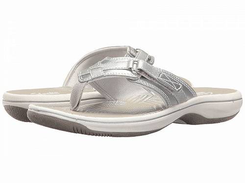 こちらの商品は クラークス Clarks レディース 女性用 シューズ 靴 サンダル Breeze Sea - Silver Metallic です。 注文後のサイズ変更・キャンセルは出来ませんので、十分なご検討の上でのご注文をお願いいたします。 ※靴など、オリジナルの箱が無い場合がございます。ご確認が必要な場合にはご購入前にお問い合せください。 ※画面の表示と実物では多少色具合が異なって見える場合もございます。 ※アメリカ商品の為、稀にスクラッチなどがある場合がございます。使用に問題のない程度のものは不良品とは扱いませんのでご了承下さい。 ━ カタログ（英語）より抜粋 ━ Add some floral design to your warm-weather wear with the Clarks(R) Breeze Sea slip-on sandal. Synthetic upper with an adjustable hook-and-loop closure for a secure fit. Soft fabric lining ensures an abrasion-free environment for all-day wear. EVA-cushioned footbed and midsole massages the foot with each and every step. TPR outsole delivers long-lasting durability on a variety of surfaces. ※掲載の寸法や重さはサイズ「8, width B - Medium」を計測したものです. サイズにより異なりますので、あくまで参考値として参照ください. 靴の重さは片側のみのものとなります. 実寸（参考値）： Weight: 約 140 g ■サイズの幅(オプション)について Slim &lt; Narrow &lt; Medium &lt; Wide &lt; Extra Wide S &lt; N &lt; M &lt; W A &lt; B &lt; C &lt; D &lt; E &lt; EE(2E) &lt; EEE(3E) ※足幅は左に行くほど狭く、右に行くほど広くなります ※標準はMedium、M、D(またはC)となります ※メーカー毎に表記が異なる場合もございます