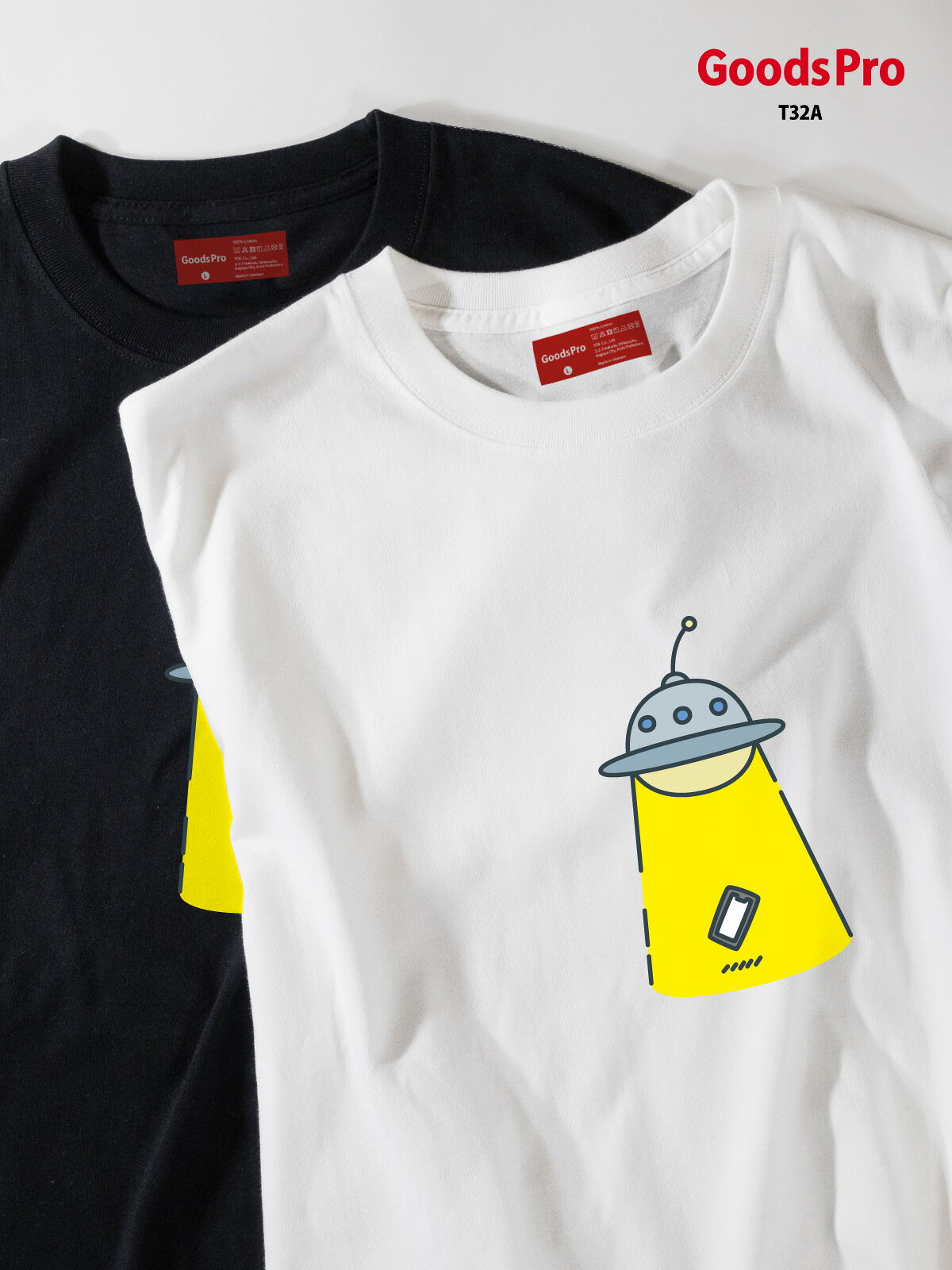 プレミアムコットンTシャツ“365日デイリーウェア”。6.2オンスの確かな厚みとコーマ糸のなめらかさ。首リブはダブルステッチでヨレにくい。オリジナルブランドタグで展開する高品質なプレミアムコットンTシャツです。すべて表示閉じる特徴6.2オンスの確かな厚み透けにくく型崩れしにくいヘビーウェイト生地。コーマ糸で毛羽立ちを軽減短繊維を除いたコーマ糸でなめらかな肌ざわり。首リブはダブルステッチ堅牢な縫製でヨレにくく長持ち。DTFプリントに最適鮮やかで耐久性あるプリント仕上がり。仕様素材綿 100%（コーマ糸）／一部ポリエステル混生地厚6.2 oz縫製首リブダブルステッチ、袖・裾2本針性別ユニセックス加工／製造加工：自社工場／製造：中国サイズ展開XS〜XXLサイズ表サイズ身幅着丈XS42 cm / 16.5 in57 cm / 22.4 inS47 cm / 18.5 in63 cm / 24.8 inM52 cm / 20.5 in68 cm / 26.8 inL55 cm / 21.7 in72 cm / 28.3 inXL60 cm / 23.6 in75 cm / 29.5 in※実寸は±1?2cmの誤差が生じる場合があります。お手入れ方法 洗濯機可（ネット推奨） 漂白剤の使用不可 タンブル乾燥は低温 アイロン高温可（プリント面不可）速乾ドライTシャツ（UVカット）軽やかな着心地と機能性を両立した4.4オンスの速乾ドライTシャツ。吸汗速乾性能で汗をすばやく乾かし、UVカット機能で屋外スポーツやイベントにも最適です。すべて表示閉じる特徴軽量ドライ素材通気性が高く快適。吸汗速乾汗を吸収して素早く乾燥。UVカット紫外線遮蔽率90%以上（UPF20相当）。幅広いサイズ展開キッズから大人まで対応。仕様素材ポリエステル100%生地厚4.4 oz機能吸汗速乾・UVカット性別ユニセックス加工／製造加工：自社工場／製造：ベトナムサイズ展開100cm〜XXLサイズ表サイズ身幅身丈10028 cm / 11.0 in40 cm / 15.7 in11030 cm / 11.8 in44 cm / 17.3 in12034 cm / 13.4 in48 cm / 18.9 in13036 cm / 14.2 in52 cm / 20.5 in14038 cm / 15.0 in56 cm / 22.0 in15040 cm / 15.7 in59 cm / 23.2 inS44 cm / 17.3 in65 cm / 25.6 inM46 cm / 18.1 in68 cm / 26.8 inL48 cm / 18.9 in71 cm / 28.0 inXL50 cm / 19.7 in74 cm / 29.1 inXXL53 cm / 20.9 in77 cm / 30.3 in※実寸は±1?2cmの誤差が生じる場合があります。お手入れ方法 洗濯機可（ネット推奨） 漂白剤の使用不可 タンブル乾燥は低温 アイロン禁止受注生産品のため返品交換不可商品です。こっちもおすすめIm UFO 猫を採取 8.8オンス クルーネック スウェット グッズプロ53406LF0Tシャツ Im UFO 猫を採取1,998-2,998T32XTシャツ Im UFO コーヒータイム ドライ 速乾 発汗性の良い快適素材 ドライTシャツ グッズプロ1,998-2,998T32NTシャツ Im UFO ぬこ様のびる1,998-2,998T32GTシャツ Im UFO 伸びる猫を採取1,998-2,998T32ETシャツ Im UFO Hello world1,998-2,998T325Tシャツ Im UFO 心を込めて歌いま1,998-2,998T323