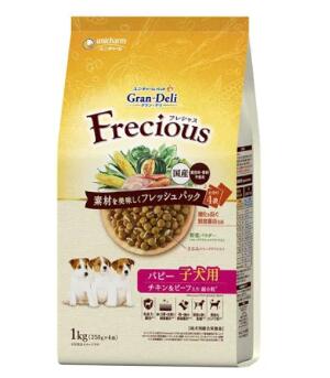 商品名 ユニ・チャーム グラン・デリ フレシャス パピー子犬用 チキン＆ビーフ用入り 1kg 商品説明 素材を美味しくフレッシュパックした国産プレミアムドッグフードです。 遠赤外線で焼き上げた粒とフリーズドライ・エアドライの素材を、酸化を防ぐ鮮度維持包装をすることで、いつでも美味しくワンちゃんが喜びます。 子犬向けの栄養バランスで、愛犬が大好きなチキン＆ビーフ入り。 原材料 穀類(トウモロコシ、パン粉、小麦粉、コーングルテンミール)、肉類(チキンミール、ポークミール、ビーフミール、チキンエキス、乾燥ささみ加工品、ビーフ)、動物性油脂、フィッシュミール、豆類(大豆、大豆エキス)、野菜類(ビートパルプ、乾燥にんじんパウダー、乾燥かぼちゃパウダー、乾燥ブロッコリーパウダー、ほうれんそうパウダー)、ミネラル類(カルシウム、塩素、銅、鉄、ヨウ素、カリウム、ナトリウム、リン、亜鉛)、ビタミン類(A、B1、B2、B6、B12、D、E、K、コリン、パントテン酸)、酸化防止剤(ミックストコフェロール、ハーブエキス) 内容量 250g×4袋入 成分・分量 100gあたり約380kcal タンパク質:25.0%以上、脂質:16.0%以上、粗繊維:4.5%以下、粗灰分:8.5%以下、水分:10.0%以下 メーカー名 ユニ・チャーム ペットケア JAN 4520699686270 生産国 日本