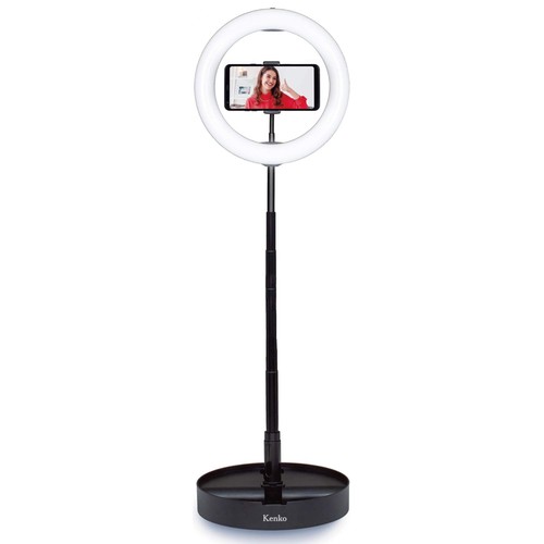 スタンド一体型リングライト小さくたためて場所を取らない!スタンド一体型のLEDリングライト 大型の10型LED搭載大きい10インチの丸型LEDで、写り込みの心配ナシ! リングの中にスマホをセットリング内にスマホをセットできるので光が均一に回り、キレイな動画が撮影できます。瞳にキレイなキャッチライトが入ります。 調光調色可能。簡単操作リモコン搭載明るさ(10段階)と色温度(3段階)の両方が調節可能。本体付属のリモコンで簡単に操作できます。 USB電源でPCなどから供給OK電源はUSBケーブルからの供給なので、PCなどから簡単に電源を取ることができます。