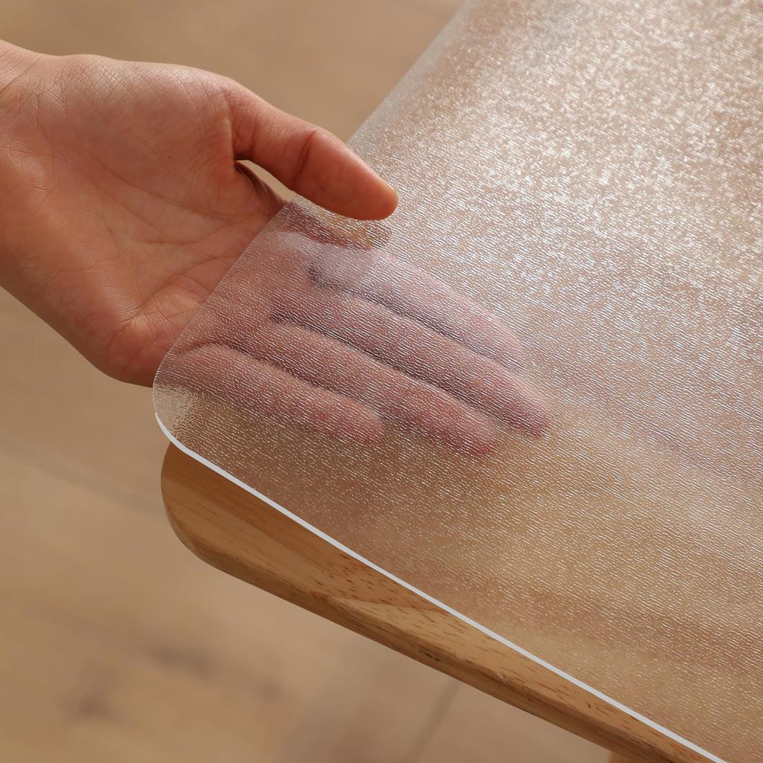 Yiwbj テーブルクロス エンボス加工 透明 75x115cm 厚さ1.5mm PVC製 テーブルマット つや消し 長方形 デスクマット 無臭 ビニール 気泡なし 矩形 テーブルカバー 防水 汚れ防止 撥水加工 (エンボス加工 厚さ1.5mm, 75*115cm)