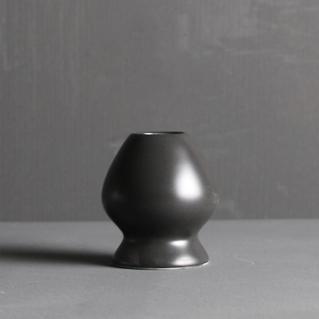 &#127861;茶筅直し/約 ：「通常サイズ（直径5.8cm×高さ6.5cm）」。カラー：ブラック。&#127861;茶筅直し素材は陶器でできています。&#127861;茶筅休めは使用後の茶筅が広がったり、つぼんだりするのをふせぎ、茶筅を長持ちさせます。&#127861;茶筅メンテナンスの必需品。茶筅専用ホルダーです。&#127861;乾かす時に使用すると茶筅の形が崩れません。水洗いした茶筅を乾燥させる時、このようにふせて入れてご使用下さい。● 茶筅直し/約 ：「通常サイズ（直径5.8cm×高さ6.5cm）」。カラー：ブラック。