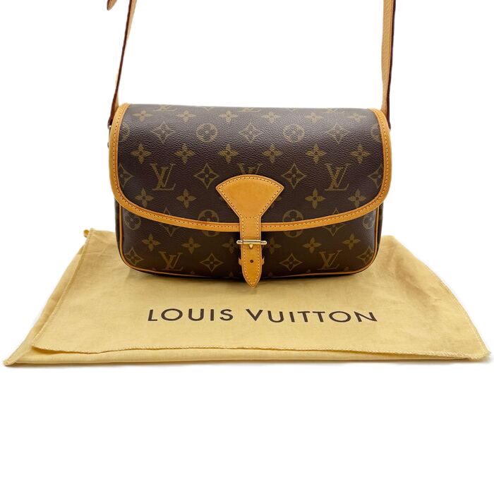 カテゴリ ショルダーバッグ ブランド LOUIS VUITTON / ルイ ヴィトン サイズ W約27cm x H約16.5cm x D約8.5cm 付属品 布袋 カラー ブラウン モデル ソローニュ 備考 角擦れございます。 ショルダー部分シミございます。 素材臭ございます。 ※中古品の為、記載の無いキズや汚れ等がある場合がございます。 ※未使用からジャンクまで幅広くご用意しているため、状態を確認の上、慎重にご注文いただくようお願いいたします。 ※お使いのモニター次第では色が若干異なって見える場合もございます。 ※返品対応は行っておりませんが、商品等に不具合がある場合はお受けいたします。 ※ご注文頂いた際に、他サイトで既に売れてしまっている場合は、大変恐れ入りますがキャンセルとさせていただきますので、予めご了承下さい。