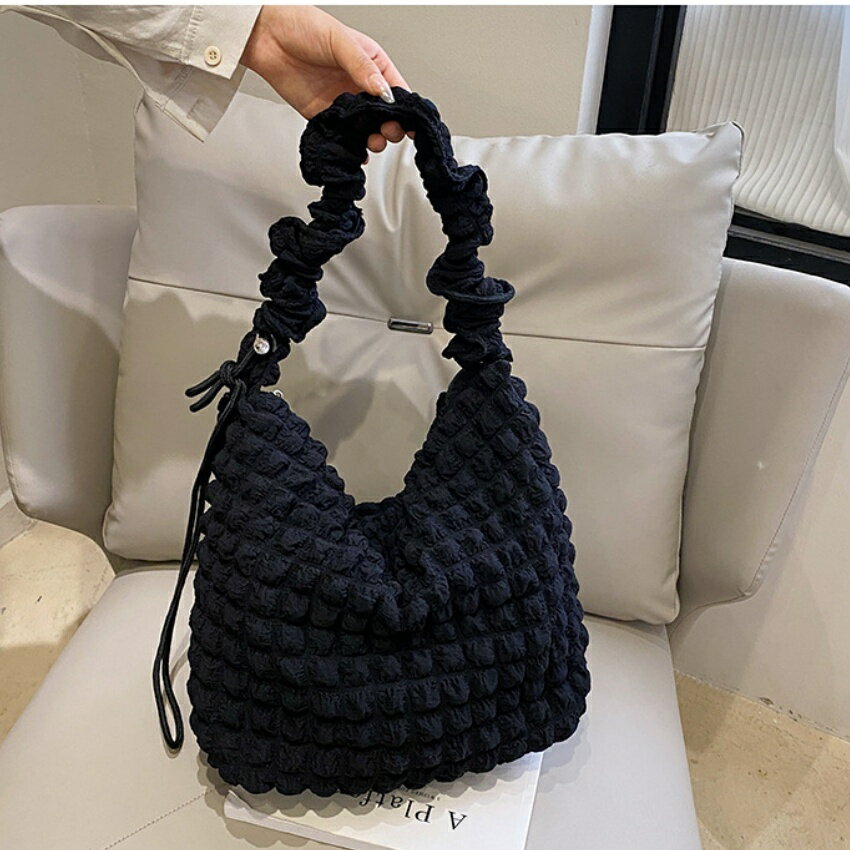 大容量トートバッグ レディース キルティング 大容量 肩掛けバッグ トート バッグ 超軽量 中綿 多収納 肩掛け バッグ 便利 無地 凹凸 韓国風 軽い 大きめ シンプル ポケット 通勤 通学 おしゃれ 大人 可愛い カジュアル かばん カバン 送料無料