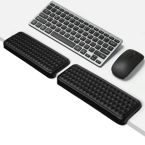 【リストレスト革製2点セット】:キーボードリストレストは30(長さ) x 10(幅) x 4(高さ)cmの2個セットで、大きなサイズで十分な操作スペースを提供し、滑らかで柔らかい表面で、ゲームやオフィス作業などの活動をスムーズに行えます。 【人間工学に基づいたリストレスト】リストレスト表面は柔らかく、快適性に優れた革を使用しています。内部は低反発のメモリーフォームで充填されており、変形したり弾性を失うことが少なく、手首と掌にぴったりフィットし、重さを吸収・分散して、手首/肩/腕の疲労を軽減し、コンピューターを簡単に操作できます。 【高強度PUインテグラルスキン底面】キーボードリストレストの底面はPUインテグラルスキンを使用しており、摩耗に強く、軽量で高反発性があり、コストが低い等特点があります。デスクにしっかりと貼り付くので、マウスを激しく動かしても滑りにくいため、安定したマウス操作が可能です。 【柔らかい快適な触感】高品質な生地と高密度の編み方で、快適な体験を感じさせます。手首にぴったりフィットします。