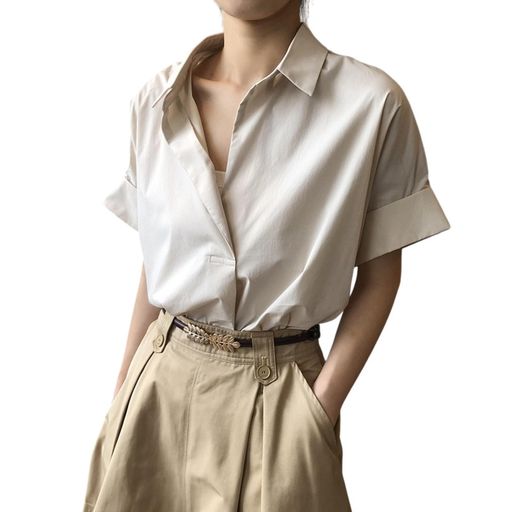 【涼感ポリエステル素材】さらっとした肌触りが魅力のポリエステル混素材を採用。通気性が高く、汗ばむ季節でも快適に着られます。軽量でシワになりにくく、お手入れも簡単。春・夏・秋を通して着回しやすく、日常から通勤まで幅広いシーンで活躍します。柔らかな生地感が肌に優しく、快適な着心地を実現しました 【ゆったり蝙蝠袖】ゆったりとした蝙蝠袖が特徴で、腕まわりに余裕を持たせた設計。短めの袖丈が夏らしい抜け感を演出し、風通しも良好です。気になる二の腕を自然にカバーしつつ、全体にリラックス感をプラス。軽やかでこなれた印象を与え、シンプルながら個性のあるシルエットに仕上がっています 【上品な襟元】きちんと感のある翻領(レギュラーカラー)デザインで、カジュアルすぎず上品な印象に。オフィスシーンや通勤スタイルにもマッチし、知的で洗練された雰囲気を演出します。ボタンを開けて着れば抜け感のあるリラックスコーデに、閉めればきれいめな印象に。スタイリング次第で印象を自在に変えられます 【丁寧な裾仕上げ】裾部分には丁寧な収め縫いを施し、形が崩れにくく上品にまとまる設計。