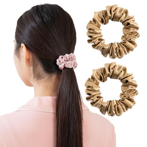 【天然シルクヘアゴム】毎日髪を結ぶと、髪の毛や頭皮がストレスを受け、ダメージが蓄積されている可能性があります。負担を軽減するためには、シルク髪ゴムがおすすめです。Yimuayaのシルクヘアゴムは6Aランクの最高級シルクを使用!この18種類のアミノ酸が結合した繊維で、主成分は人の皮膚と同じ「タンパク質」。美髪効果が期待される成分「フィブロイン」が豊富に含まれています。 【最高級6A・贅沢な22匁シルク】22匁の高密度な生地を採用して、一般的な19匁シルクよりも約1.2倍の厚みを持つ、柔らかさと軽さもありながら、耐久性にも優れております。シルクのシワ部分も細かく調整して均一にしたことで、目で見「仕上がりの美しさ」まで一段と引き立ちました。また、ドレープは見た目の美しさ、優雅な雰囲気を醸し出してくれ、どんな場面にもマッチします。 【髪に優さしい・跡がつかない】シルクならではの艶やかな光沢に、繊細なシボ感を加えた生地は、放湿性と保水力も抜群です。その繊維の中には常に約10%の水分が含まれています。よって帯電しにくく、乾燥から髪を守り、静電気も発生しにくい繊維です。
