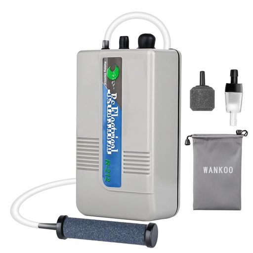 【乾電池式/大きい吐出量】最大吐出量は2.5L/minで、水深60cmにおすすめします。本体重量:約170g。単1型乾電池2本で駆動(乾電池1本でも動作可能)。 (ご注意:エアーポンプは水面より低い場合、チェックバルブを接続する必要があります。接続しないと、水が逆流してエアポンプが壊れる恐れがあります。) 【アウトドでお釣り】エアポンプには付属品が揃っています。乾電池だけをご購入になれば、ご利用いただけます。サイズ小さくて、防水収納袋も付属されていて持ち運び便利です。エアポンプに金属フックが付属されています。バケツやタックルボックスに掛けることができ、屋外でお釣り用に適します。 【静音・防水】エアーポンプは高品質のモーターを搭載しており、吐出量が安定して、低ノイズで、ご迷惑にはなりません。エアポンプには密封ゴムリングがあり、空気吸入口にはゴム栓が付いているため、モーター部品を効果的に保護でき、屋外で使用しても水に入られるのを防ぐことができます。 【停電時に酸素供給】緊急停電が発生したら、酸素供給装置が停止すると魚が酸欠で死んでしまう恐れがあります。