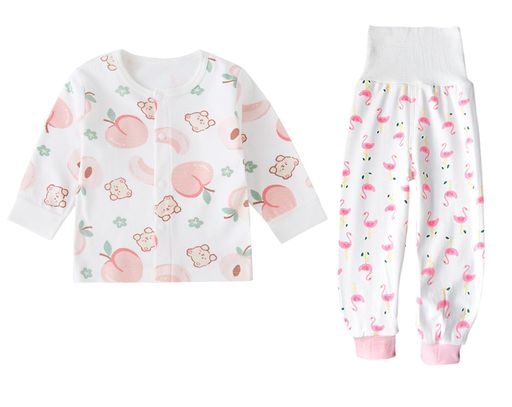 素材:綿100%、袖丈:長袖、一体型の腹巻き付き、生地の厚み:柔らかな程よい、伸縮性:あり、季節感:春秋冬、0~3歳のキッズ・ベビー向け。 上下セットの可愛いパジャマ。前開きボタンがあるため、ねんね期の赤ちゃんも着替えやすいです。 秋冬・さむいときの部屋着に。コットン100%で肌触りがよく、吸汗性に優れています。保育園や幼稚園のお昼寝やお泊りに便利。 やわらかな腹巻き付きパンツに一体化している腹巻き付き。寝相の悪いお子様でもお腹が出る事ありません8分音符ゆったりゴムで締め付けることなく、楽に寝ることができます。 ウエストゴムで脱ぎ着しやすく、袖と裾はストレッチが効いて冷気が入らないのもいいです。程よい厚さ、保温性が良い風邪の心配なし。