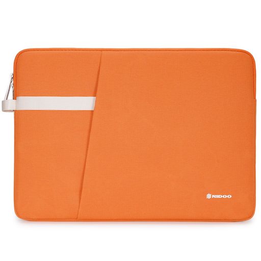 【参考収納寸法:】 約31.5 x 22.5 x 1.5 cm(内寸) スリーブを買う前に、持っているラップトップの寸法とスリーブの内寸としっかり比較してください。 【便利で使いやすいデザイン:】 上面に配置した両開きジッパー開閉式のメイン開口部。片側からでも中央からでもスムーズに開けられ、PCの出し入れが簡単。片手で軽やかに持ち運べる「フィンガーリング」付き。側面に備えた織テープの輪に指を1本通すだけで、スマートに持ち上げられます。余計なストラップなし、必要な時にさっと取り出せる極簡設計。 【収納便利:】薄型でありながら実用的な収納力をプラス。本体に備えたサイドポケットは、充電器やマウス、ケーブルなどの小物類の収納に最適。メインスペースをPC専用に保てます。 【全面保護:】保護性能を妥協しない3層構造。外側は丈夫で撥水性の高い素材、中間には衝撃吸収フォーム、内側は機器を傷つけない柔らかな起毛素材。上質の材質で日常的なぶつかりや落下からデバイスをしっかり守れる、耐久性にも優れて、より長くお持ちできます。