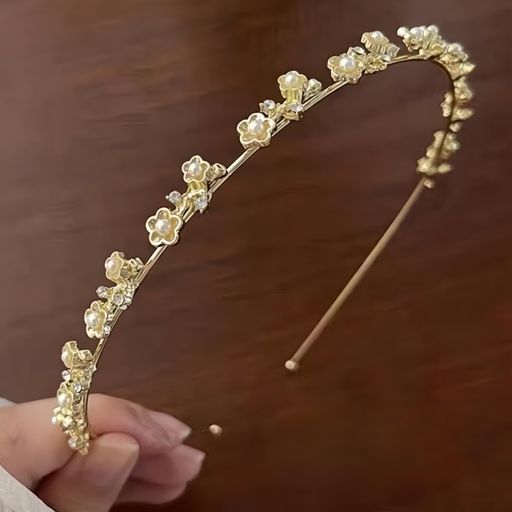 痛くない細めタイプ: 細身のフレームで長時間着用しても快適な装着感を実現し、日常使いから特別な日まで幅広くお使いいただけます ヘア留め ヘア留簡単 痛くない エレガントなデザイン: 繊細なゴールドの花モチーフに小さなパールをあしらった、華やかで上品なヘアアクセサリーです 痛くない細めタイプ: 細身のフレームで長時間着用しても快適な装着感を実現し、日常使いから特別な日まで幅広くお使いいただけます キラキラ輝く装飾: ゴールドカラーの花とビジューが光を反射し、髪を華やかに演出します サイズ調整可能: フレキシブルな構造により、頭のサイズに合わせて調整でき、快適にフィットします 多用途ヘアアクセサリー: 結婚式、パーティー、デート、日常のおしゃれなど、様々なシーンで活躍する女性用ヘアバンドです