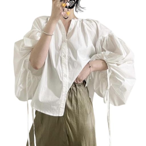 【大人気のランタンスリーブブラウス】今季、クラシックで、カジュアル風のシャツが到着しました。すっきりとした立ち襟、ボタン掛けデザイン、全身に立体感を作り出すタック加工、という3POINTの組み合わせは普通のシャツをワンランク上にして、知的で上品なレディーになります。特徴のパフスリーブは気になる部分を可愛くして、高級感も漂っています。この長袖ブラウスで女性らしさときちんと感を両立します。 【ゆったりな薄手長袖ブラウス】サイズ:M着丈:61cm、バスト:120cm、肩幅:54cm、袖丈:40cm。L着丈:62cm、バスト:124cm、肩幅:55cm、袖丈:41cm。XL着丈:63cm、バスト:128cm、肩幅:56cm、袖丈:42cm。計測に付きましては手測りとなりますので若干の誤差はご了承ください。リラックス感溢れる長袖立ち襟ブラウス。ふんわりとしたシルエットは女性らしさを演出するだけでなく体型カバー効果や着やせ効果も。