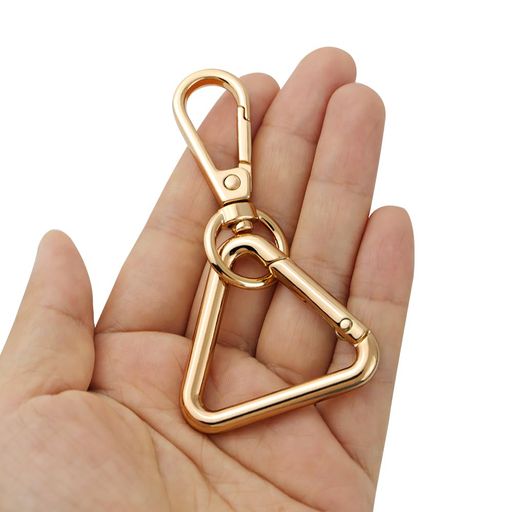 【製品仕様】2個の旋转龙虾扣+2個の三角形弹簧钥匙扣 【高品質素材】高品質の金属で作られ、表面は電気メッキ処理方法を使用しています。丈夫で耐久性があり、変形しにくく、錆びにくいので、長期間使用できる。表面は美しいの光沢を放ち、豪華で色鮮やかな外観は、実用性と装飾性を兼ね備えている。 【製品の特徴】ワンタッチ式コンビネーションキーフォブ。使いやすく便利。 2つに分けて使うこともできる。 【使いやすい】グロメットはコンパクトで、片手で簡単に開閉できる。 手作りアイテムに最適。軽量で持ち運びが容易。 【適用範囲】小物やチャームはバッグに、車のスマートキーや家の鍵はキーホルダーに、パスカバーや携帯カバー、コインケースなどの小物はフックに引っ掛けて連動させて、シックに吊るすことができる。