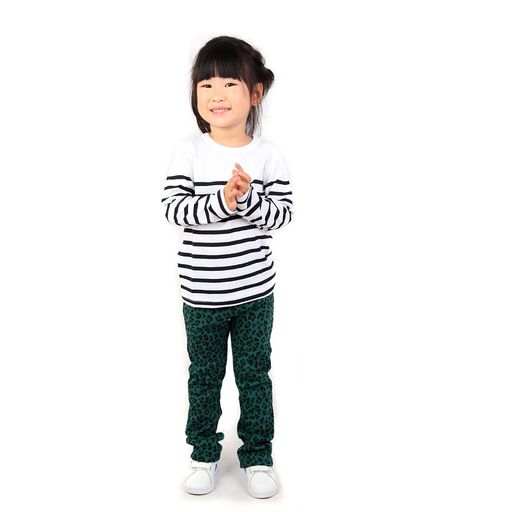 本体:綿100% 【サイズ】サイズ展開:100cm、110cm、120cm、130cm、140cm、150cm、160cm 伸縮性のある綿100%の生地でとっても動きやすいのがポイント ボーダーの切り替えがおしゃれで、どんなボトムスにも合わせやすいデザイン
