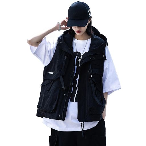 都市と野外の境界を打破る——このベストは防風・防水機能とファッション性を重視し、様々なアウトドアシーンに対応できる実用性とスタイリッシュさを兼ね備えています。日常のカジュアルスタイルからアウトドアレジャーまで、シーンに合わせて簡単に着こなせます。 この高品質ナイロン素材で作られた生地は、しっかりとした質感で、抜群の耐久性を備えています。防風・防水機能も兼ね備えており、肌触りが柔らかくサラッとした着心地が特徴です。内部にメッシュライナーを採用しているため、春先の肌寒い時期から暑い夏の日まで、快適な着用感を提供します。 ブラックベストは、ミニマルなシルエットで高い汎用性を実現。前面の大きいポケット(ファスナー&amp;ストリング付き)は機能的でスタイリッシュ。調整可能フード付きリート感と防風・防水性を付加。ノースリーブ設計で重ね着自在。ストリートワークとサイバーパンクな雰囲気を融合し、スタイリングの幅と機能性を両立。 日常や旅行、休日にも気軽にコーディネート可能。ウォーキング・ハイキング・写真撮影・釣り・旅行・キャンプ・作業など、様々な用途に活用できます。機能性からファッション性への転換を実現したデザインです。