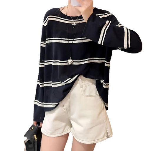 【独特のファッション魅力を醸し出しのニット】やや薄手ながらしっかりとしたリブ生地にシルエットを重視したラインとディテールのリブニットプルオーバー。やや広めのラウンドネックデザインが首元をすっきりと魅力的に見せ、より上品で親しみやすい雰囲気に...