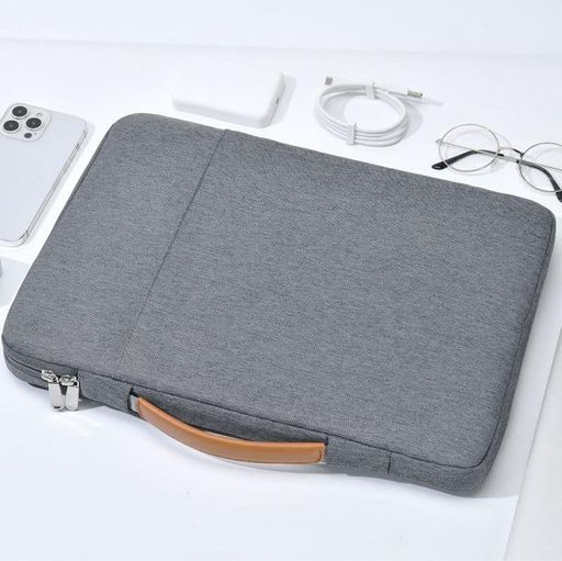 【厚型クッションで安心のPC保護】 内部に厚みのあるクッション層を配置し、ノートパソコンを優しく包み込みます。持ち運び時の衝撃や摩擦から大切なPCを守り、毎日の使用でも安心できる保護性能を実現しています。 【シンプルで使いやすいデザイン】 余計な装飾を省いたスマートなデザインで、バッグの中にも収納しやすい設計。必要な機能を備えながら、普段使いしやすいシンプルなPCケースです。 【軽量設計で毎日の移動に便利】 保護性能を確保しながら軽量化を実現。通勤、通学、カフェ作業、リモートワークなど、様々な場面で快適に使用できます。 【収納ポケットで周辺機器も整理】 ノートパソコン本体だけでなく、充電器、マウス、ケーブルなどのアクセサリーも収納可能。バッグ内をすっきり整理し、必要なものをすぐに取り出せます。 【多サイズ対応で幅広いPCに対応】 13.3インチ・14インチ・15.6インチ・17.3インチまで対応。MacBookを含む様々なノートパソコンに使用できる万能タイプのPCバッグです。