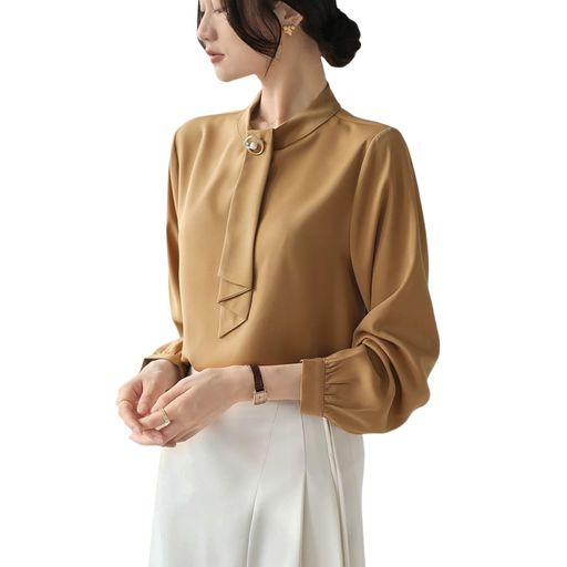 【おしゃれでシンプルな無地シャツ】Vネックデザインのレディースシャツトップス。Vネックのデザインは、ネックラインを美しく見せ、首の冷えを防ぐだけでなく、顔の形をある程度補正し、全体のイメージをより簡潔でエレガントにし、大人の雰囲気を与えます。色に関しては、無地がメインです。デザイン面では、ネックラインにネクタイがあり、サラリーマンに非常に適したオフィススタイルです。袖は通常のバレルスリーブで、袖口にもボタンがあり、自由に調整できます。かがんだり、しゃがんだり、歩いたりしても窮屈になりません。細部まで丁寧に縫製されており、一針一針丁寧に縫製されています。襟、袖口、裾の絶妙なステッチ、衣服の内側の滑らかな仕上げは、厳格な品質管理を反映しています。スタイル面では、ファッショナブルな黄色、さわやかな緑、上品なアプリコットからお選びいただけます。 【素材&amp;着心地】この長袖シャツは上質な生地を採用しており、綿素材で着心地と通気性を確保しています。軽量素材なので、一枚で着てもジ​​ャケットのインナーとしても着こなせ、様々な組み合わせに対応します。