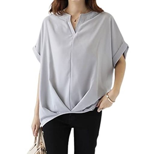 【シンプルながらキレイ目ブラウス】きれいめ夏ブラウス。ほどよい高さのVネックしと肩から流れるフレンチスリーブトップスほどよい落ち感のある袖感がシンプルながらキレイ目ワントーンでカジュアルでもありドレス感もマッチするベーシック感がありながらゆるっとした着心地で着痩せ効果と体型カバーもあり。春先から夏、秋までしっかり着れる一枚半袖シャツになっています。 【着て肌触れいい無地ブラウス半袖】程よいゆったり感と後ろ下がりのシルエットがスタイルよく見せてくれるプルオーバー。肌なじみの良いさらっとした肌触れいい素材を使用したブラウスは、真夏でもべたつきにくく快適な着心地。裾で小さくなりデザインで、ベーシックながらも洒落感のあるワンポイントに。ボディラインを拾いすぎず程よくフレンチスリーブで、女性らしい柔らかい雰囲気を醸します。デコルテのチラ見せが涼しげな印象に。 【大人の女性にぴったりな半袖シャツ】さらりとした肌触りの生地が心地良いレディースシャツトップスです。夏でも爽やかに着用頂けます。質感良い生地で上品な雰囲気に溢れてエレガントなイメージに。