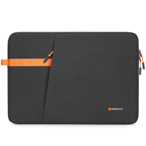 【参考収納寸法:】 約26.5 x 19.5 x 1.5 cm(内寸) スリーブを買う前に、持っているラップトップの寸法とスリーブの内寸としっかり比較してください。 【便利で使いやすいデザイン:】 上面に配置した両開きジッパー開閉式のメイン開口部。片側からでも中央からでもスムーズに開けられ、PCの出し入れが簡単。片手で軽やかに持ち運べる「フィンガーリング」付き。側面に備えた織テープの輪に指を1本通すだけで、スマートに持ち上げられます。余計なストラップなし、必要な時にさっと取り出せる極簡設計。 【収納便利:】薄型でありながら実用的な収納力をプラス。本体に備えたサイドポケットは、充電器やマウス、ケーブルなどの小物類の収納に最適。メインスペースをPC専用に保てます。 【全面保護:】保護性能を妥協しない3層構造。外側は丈夫で撥水性の高い素材、中間には衝撃吸収フォーム、内側は機器を傷つけない柔らかな起毛素材。上質の材質で日常的なぶつかりや落下からデバイスをしっかり守れる、耐久性にも優れて、より長くお持ちできます。