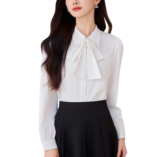 シフォンのしっとりと柔らかい肌ざわりと滑らかな光沢が魅力です。高級感ある長袖のギャザーデザインで女性らしい印象も作ってくれます。顔周りをすっきり見せる折り襟の仕様で、大人っぽく落ち着いた雰囲気が漂います。 サラッとした軽快な着心地でフォーマルな着こなしは勿論、カジュアルなコーデにもぴったりな一枚。軽やかでシワになりにくく、毎日着たくなる爽やかな着心地のシャツ。 落ち感のあるとろみ素材。適度な重さもあるのでルーズになりすぎず品良く着こなせます。デイリー使いとしてオフィスや学校、ショッピングや女子会、デートやお呼ばれ、食事会やママ友会、イベントや学校行事、様々なの場面で活躍します。 ビジネス、フォーマル、カジュアルシーンで、貴女を素敵に演出します。薄手の生地なので、春夏はそのまま一枚で着てもいいですし、秋冬はジャケットなどアウターとのコーデを楽しむこともできます。 長袖レディースシャツ、多彩な着こなし方が可能。オフィス・通勤等はもちろん、入学式卒業式発表会結婚式等のフォーマル・シーンにもピッタリの大人の気品漂うエレガンスなブラウス。礼服としてや各セレモニー・シーンにも。秋冬~・春・夏OK。