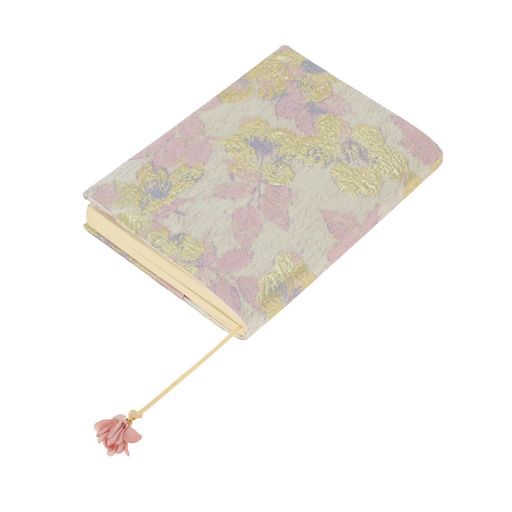 【A5サイズに対応】A5サイズ(約14.8x21.0cm)のノートや手帳、プランナーにすっきりとフィット。伸縮性のあるゴム留めがしっかりと固定し、ずれ落ちを防ぎます。大切な本を汚れや傷から守りながら、すっきりと整えられます。 【不透明なデザイン】通勤電車やカフェなど、外出先での読書にもぴったり。不透明なデザインが本のタイトルや内容をさりげなくカバーし、プライバシーを守ります。おしゃれなパターンと色合いで、本に彩りを添えながら、大切なページをしっかり保護します。 【コンパクトで携帯便利】軽量でコンパクトな設計が、バッグの中でかさばりません。通学・通勤はもちろん、旅行先にも気軽にお持ちいただけます。いつでもどこでも、大切な本を手軽に保護できます。 【しおり付き】丈夫な布で作られたカバーは、文庫本など毎日使う本の擦れや傷からしっかり守ります。付属のしおりが読みかけのページをスムーズにマーク。長く愛用できる、読書の頼もしい相棒です。 【耐久性デザイン】上質布地をベースに、精巧な刺繍で模様を施しました。従来のプリント製品で見られる「絵柄のはがれ」を解消し、長期間ご使用いただいても美しい見た目を保ちます。
