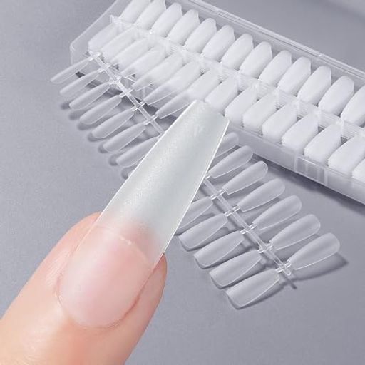 【業界トップクラスの驚異的な薄さ!】長さだしチップは全体的に非常に薄く、特に爪の根元は約0.15mmの超薄型設計。まるで自爪のような軽さとフィット感で、装着を忘れる快適さを実現。段差もほとんど感じられず自然な仕上がりです。面倒な下処理不要のサンディング済みで、驚きの薄さをぜひ体感してください。 【使いやすさ抜群!】BEIHOOのクリアチップネイルは全12種のデザインをご用意。バレリーナ(S/M/L)、ポイント(S/M/L)、ラウンド(S)、スクエアオフ(S)、オーバル(S/M/L)、スティレット(L)など、多彩なスタイルから、お気に入りの透明 ネイルチップ がきっと見つかります。サイズ番号付きで、自分に合ったサイズがすぐにわかり、管理もラクラク。「よく使うサイズは、もう1枚ほしい」そんな声にお応えして、使用頻度の高いサイズを重点的に増量しました。紛失や作り直しにも対応できる、使う人の心に寄り添った設計をお届けします。収納ケース・ネイルツール・日本語説明書付きで、初心者でも自信を持って始められます。