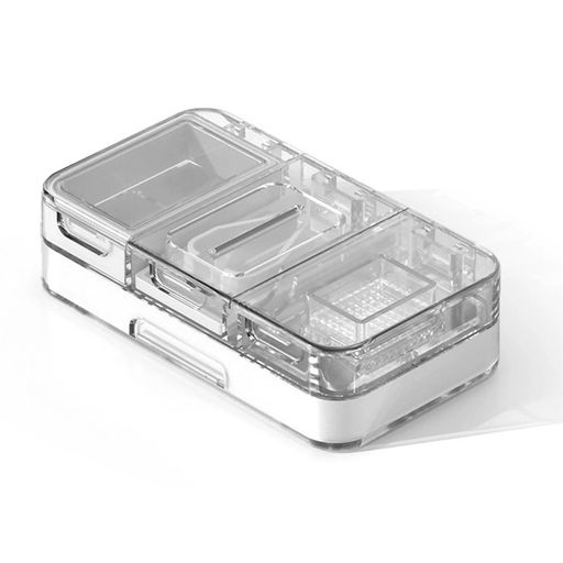 精密カット:このピルカッターは、鋭利なステンレススチール製の刃を備え、錠剤を半分または4分の1に正確に分割します。V字型のデザインはカット時の安定性を確保し、小さな錠剤から大きな錠剤まで幅広く使用できます 簡単粉砕:粉砕エリアを押すだけで、錠剤を簡単に粉末状に粉砕できます。粉砕グリッドは取り外し可能で、粉砕した薬を簡単に取り除くことができます。ペットの錠剤を砕いてペットフードに混ぜるのに最適です 内蔵ピルディスペンサー:内部に収納コンパートメントを備え、毎日の薬の整理に最適で、別々の容器を用意する必要がありません。透明なケースで、内容物と投薬量が一目で確認できます デイリーピルオーガナイザーボックス:全体サイズ:11.2 x 6.2 x 3 cm、7つのコンパートメント。開閉が簡単で、高齢者や関節炎の方にも優しい BPAフリー素材:この錠剤容器は食品グレードのPPプラスチック製で、優れた耐久性と頑丈さを備え、破損や破損に強く、BPAフリーなので、薬を安全に保管できます。