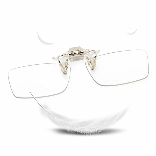 【クリップ式・簡単装着】クリップ式老眼鏡でワンタッチで取り付けられます。お使いの眼鏡に挟むだけで一秒で装着完了です。また、跳ね上げ式なので、お使いにならない時には跳ね上げていい、掛け外しは不要でとても便利です。 【高品質レンズ】ハイビジョンレンズでよりはっきりとした視野を提供することができます。割れにくい樹脂製レンズを採用し、超軽量で衝撃に強いです。安全で耐久性に優れています。(ご注意:ブルーライトカットタイプなので、レンズには黄色に薄く着色されることをご了承ください。) 【ブルーライトカット】ブルーライトカット機能が付き、おしゃれさだけでなく、機能性も優れています。パソコンから発せられるブルーライトは目の疲労を蓄積させ、視力低下や安眠妨害など悪影響を及ぼす可能性があるため、日頃からパソコン、スマホ操作をよくしている方におすすめです。 【薄くて軽量】非球面レンズにより、クリアで広い視野を持ち、薄くて軽いです。外出で持ち歩くにも適しています。性別を問わず使用できます。母の日・父の日・敬老の日にもぴったりです。