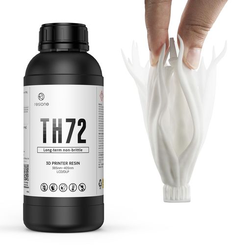 【造型物は簡単に損傷しません】:TH72プリントは、不意の落下にも耐えることができ、3mm以下の壁厚のプリントを大きく曲げたり、折ったりすることも可能です。耐久性のあるフィギュアやミニチュアの印刷に最適です。 【長持ちする靭性】: TH72の造形物 は時間が経っても脆くなりません。長期間の亜熱帯夏季の屋外環境テスト(数十日間の日光曝露と雨天)や50-60°Cの高温乾燥で8時間耐えた後でも、造形物は依然として靭性と強度を保持し、耐候性が優れています。 【くり抜かれた造形物はひび割れません】: 中空にしたモデルは、内部を完全に洗浄できず後硬化できないため、表面にひび割れが生じることがよくありますが、TH72はこの問題がほとんど発生しません。これにより、材料を節約することができます。 【吸水率が低い】:吸水率(48時間)0.6%で、3 dプリンターレジンの中で良好であり、これにより、造形物が空気中の湿度で軟化したり、長期間の湿気吸収でひび割れたりすることがなく、短期間の水中作業や屋外での使用に適しています。 【他のレジンの強化剤として】:RESIONEチームはTH 72を剛性/標準レジンに添加することを試験した。