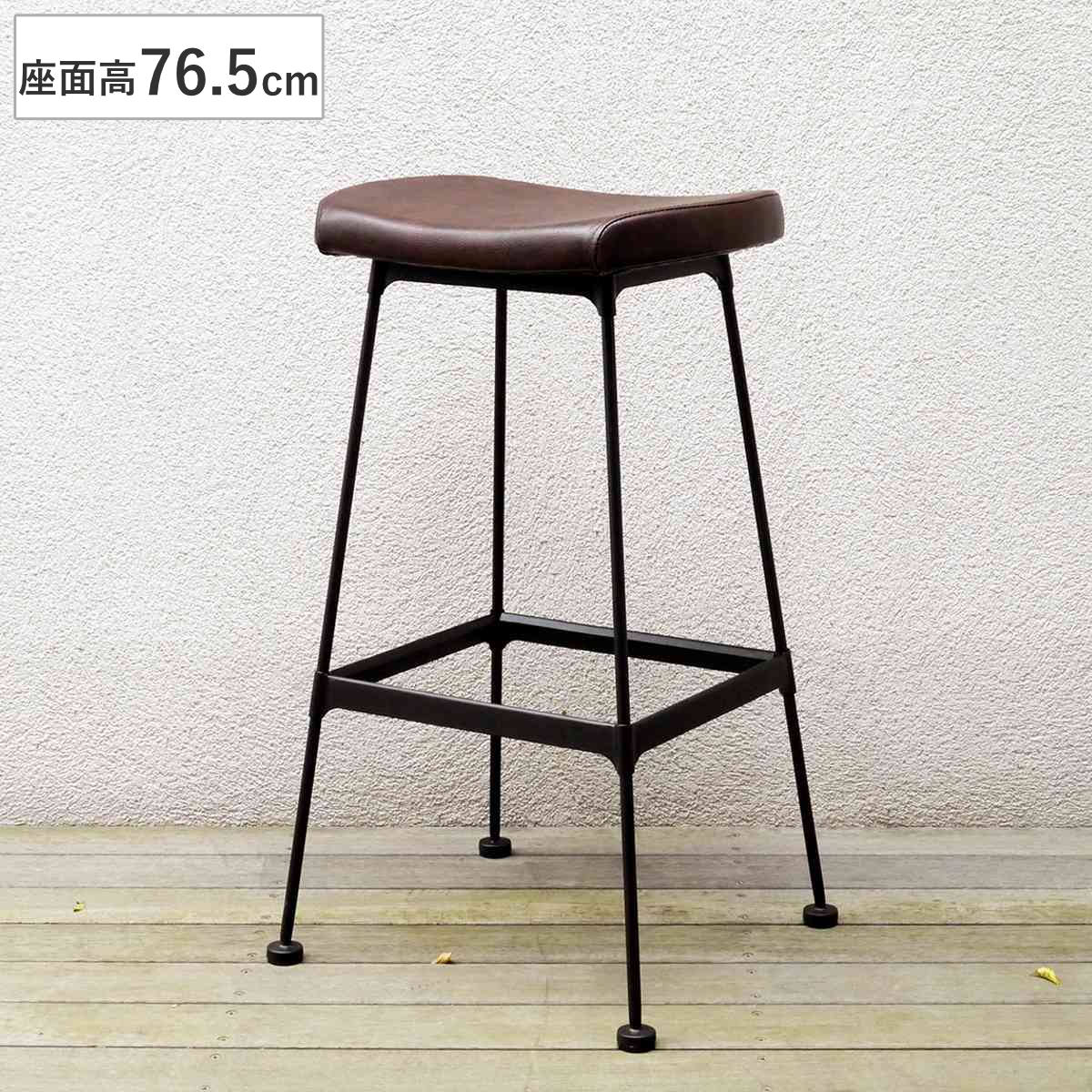 サイズ約 幅44×奥行41×高さ76.5（cm）重量約 6.5kg内容量1脚材質座面：ポリウレタン脚部：スチール生産国中国製座面耐荷重90組立状態完成品梱包サイズ幅48×奥行45×高さ80.5（cm）お届け梱包数1個口区分返品・キャンセル区分（不可）●重厚感がありながら繊細なデザインのチェアです。●シンプルで空間に馴染みやすいデザインです。●カフェなどの店舗でのご使用もおすすめです。●天然皮革調の張地は柔らかくしなやかな質感のポリウレタン製です。●細身で圧迫感を感じにくい繊細な黒い脚です。おすすめポイント重厚感がありながら繊細なデザインのチェア深みのあるブラウンの座面とスタイリッシュな黒の細身のスチール脚を組み合わせており、繊細さと重厚感を兼ね備えたハイチェアです。シンプルで空間に馴染みやすいデザインシンプルで空間に馴染みやすいデザインです。カフェなどの店舗でのご使用もおすすめです。商品詳細天然皮革調のポリウレタン製の張地張地は天然皮革に似せたポリウレタン製です。柔らかくしなやかな質感で、肌に馴染む座り心地の良い素材です。繊細な黒い脚スチール製の細身の脚部は繊細な雰囲気が漂い、圧迫感を感じさせにくく空間に馴染みやすいです。商品画像サイズ関連キーワード：ダイニング リビング 書斎 スチール ビンテージ調 ヴィンテージ調 レトロ風 北欧 お洒落 オシャレ おしゃれ 新生活 新築 新居 引っ越し 模様替え ワンルーム 1人暮らし ひとり暮らし 一人暮らし インテリア 家具