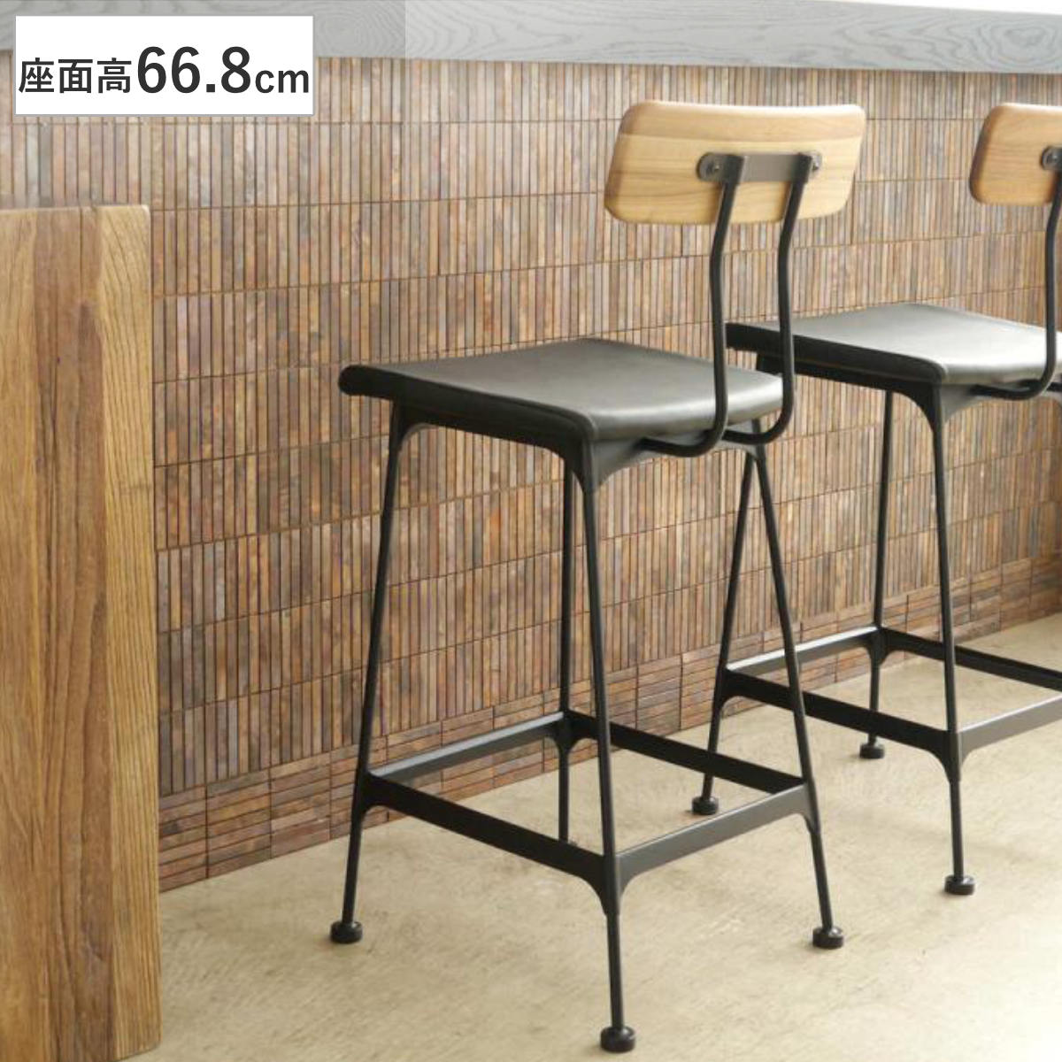 サイズ約 幅41.5×奥行46×高さ95（cm）座面高：約 66.8（cm）重量約 10kg内容量1脚材質張地：PU（ポリウレタン）脚部：スチール背もたれ：ウォールナット無垢材（ポリウレタン塗装）生産国中国製座面耐荷重約80kg組立状態完成品梱包サイズ幅54×奥行47×高さ127（cm）お届け梱包数1個口注意事項※天然木を使用しているため、一点一点色合いや風合いが異なります※商品ページ内には別の商品を含む画像を使用しています区分返品・キャンセル区分（不可）●温かみのあるウォールナット無垢材の背板が特徴的なハイチェアです。●背板には天然木ならではの温もりを感じるウォールナット無垢材を使用しています。●スタイリッシュな印象の繊細な黒い脚です。●天然皮革調の張地は柔らかくしなやかな質感のポリウレタン製です。おすすめポイント温かみのあるウォールナット無垢材の背板が特徴的なハイチェアゆったりとした座面に繊細な黒い脚、温かみのあるウォールナット無垢材の背板が特徴的なチェアです。黒を基調としクールな印象もありつつ、天然木の背板の体に沿う曲線、脚先などの丸みによって優しさも感じるデザインです。カフェなどの店舗でのご使用もおすすめです。商品詳細天然木ならではの温もりを感じるウォールナット無垢材背もたれにはウォールナット無垢材を使用しています。一つ一つ木目の違いがあり、天然木ならではの質感や、使い込むほどに経年の変化、ぬくもりを感じられます。繊細な黒い脚スチール製の細身の脚部は繊細な雰囲気が漂い、圧迫感を感じさせにくく空間に馴染みやすいです。天然皮革調のポリウレタン製の張地張地は天然皮革に似せたポリウレタン製です。柔らかくしなやかな質感で、肌に馴染む座り心地の良い素材です。商品画像サイズサイズ違いダイニングチェアカウンターチェア【▲このページの商品】関連キーワード：ウォールナット ウォルナット 無垢材 ビンテージ調 北欧 お洒落 オシャレ 新生活 新築 新居 引っ越し リフォーム リノベーション 模様替え ワンルーム 1人暮らし ひとり暮らし 一人暮らし インテリア 家具 ブラック 黒 LH13949