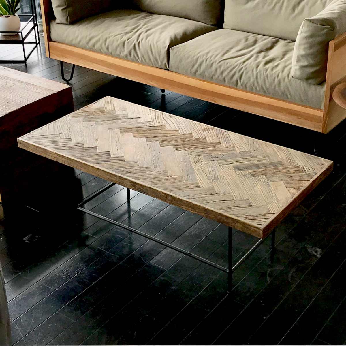 サイズ約 幅115×奥行55×高さ41.5（cm）重量約 18kg内容量1台材質天板：エルム材古材、ラッカー塗装脚部：スチール生産国中国製天板耐荷重約 20kg組立状態お客様組立品お届け梱包数1個口注意事項※天然木を使用しているため、一点一点色味や風合いが異なります。同じものはございません。※天板には古材を使用しており、表面に傷や打痕のような跡がございますが不良品ではありません。区分返品・キャンセル区分（不可）●エルム古材を使用した個性的なローテーブルです。●古材ならではの味のある風合いが魅力です。おすすめポイントエルム古材を使用した個性的なテーブルエルム材（日本名でニレの木）の古材を天板に使用しました。ヘリボーン状に組み合わせた個性的なデザイン。天然素材のため味のある質感と、ひとつひとつ色や模様、形や木目などが異なるところが魅力です。商品詳細古材ならではの味のある風合い自然にできた色の剥げや木材の傷など、廃材ならではの味のあるアンティークな風合いに仕上がっています。使い込むほどに風合いが増し、経年変化も楽しんでいただけます。細身のスチール脚シンプルながらも存在感のあるシャープなデザインのスチール脚は美しいシルエットを描きます。商品画像サイズご注意点・天然木を使用しているため、一点一点色味や風合いが異なります。同じものはございません。・天板には古材を使用しており、表面に傷や打痕のような跡がございますが不良品ではありません。関連キーワード：かっこいい リビング お洒落 オシャレ 新生活 新築 新居 引っ越し リフォーム リノベーション 模様替え ワンルーム 1人暮らし ひとり暮らし 一人暮らし インテリア 家具