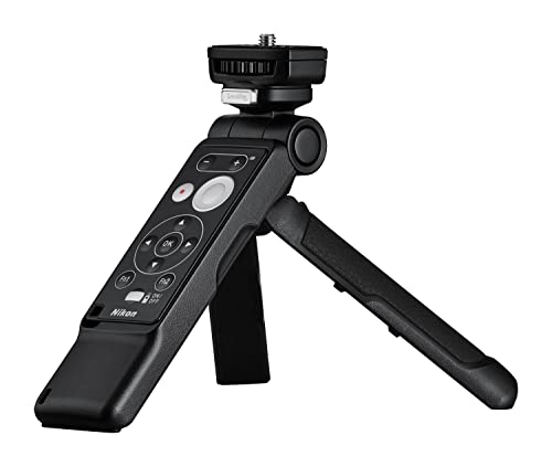 「SmallRig トライポッドグリップ3070 リモコンML-L7セット」は、ニコンAPS-Cサイズ/DXフォーマットミラーレスカメラ「Z 30」「Z fc」「Z 50」との組み合わせで使用可能グリップ三脚として活用できるSmallRig社のトライポッドグリップと、トライポッドグリップと合わせてお使いいただくことで、リモート撮影も可能な「リモコン ML-L7」のセットです。主な特徴手持ちでの動画撮影時にグリップとして使用すると、ハイアングルでの撮影や自分撮りがより容易になります。　(2)ミニ三脚としても使用でき、カメラから離れて両手をフリーにして自分撮りする際にも便利です。