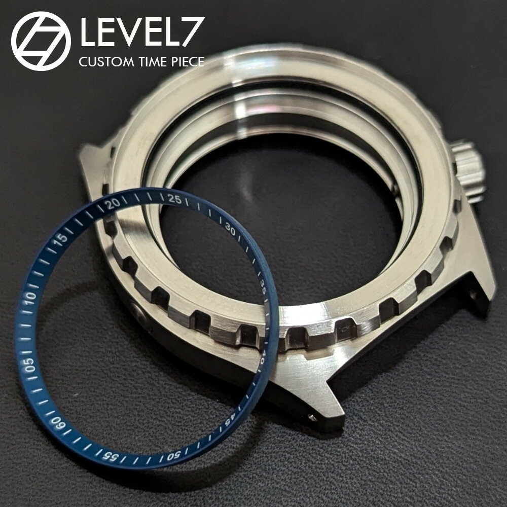 LEVEL7 2014年3月、『オンリーワン』をブランドコンセプトにオールハンドメイドのレザークラフトブランド【LEVEL7】として誕生。 2018年、コダワリを100％製品に詰め込むため、自社にレザー工房を構え自社製造を開始。 2020年、これまで10年以上に渡り、腕時計の販売を行って来たからこそ分かる品質と、そのノウハウを最大限に活かしオリジナル腕時計の販売を開始。 2021年、構想より1年半、自在にカスタマイズが出来る自社組立の日本製（川越製）ウォッチをリリース。 大人の男が本気で遊べるファッションアイテムをモットーに製作、販売をしています。 CHAPTER RING 商品説明 【チャプターリング　インデックスあり】 LEVEL7 カスタムウォッチや、SEIKO 7s26-0020を継承するSKX007/009などに対応したチャプターリング。ネイビーブルー×ホワイトインデックス 5/10/15/20/25/30...アラビア数字表記。 個性あるオリジナルウォッチのカスタマイズパーツにご使用頂けます。 商スペック ■カラー：ネイビーブルー ■タイプ：インデックスあり ■サイズ：直径：約30MM/高さ：約2MM ■対応モデル： LEVEL7 カスタムタイムピース【LV1、LVHTシリーズなど】 セイコーSKX007、SKX009＆SKX011、7s26-0020シリーズ セイコー5SRPDxxシリーズ（SKX007代用品） 　注意事項 カスタマイズの際に生じた破損やトラブルなど、当社では、一切保障し兼ねます。 予めご理解頂き、自己責任にて、作業下さいませ。