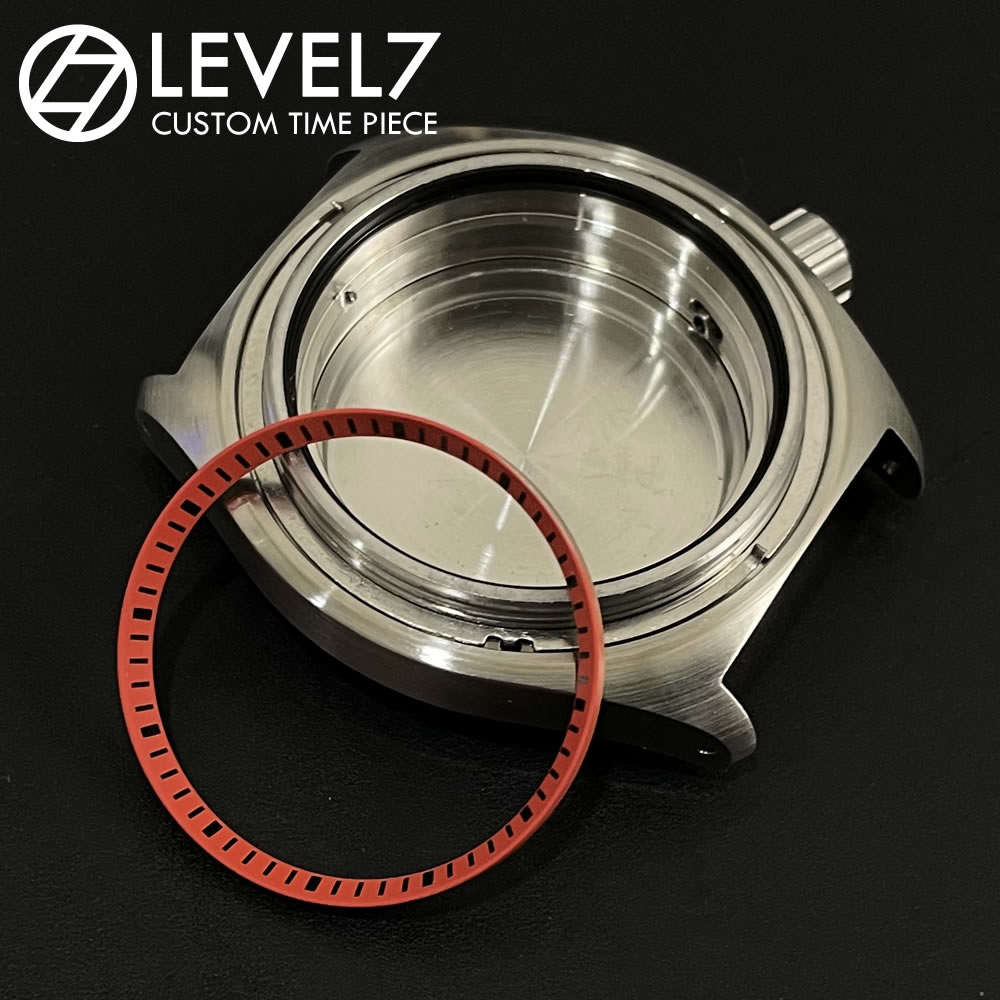 LEVEL7 2014年3月、『オンリーワン』をブランドコンセプトにオールハンドメイドのレザークラフトブランド【LEVEL7】として誕生。 2018年、コダワリを100％製品に詰め込むため、自社にレザー工房を構え自社製造を開始。 2020年、これまで10年以上に渡り、腕時計の販売を行って来たからこそ分かる品質と、そのノウハウを最大限に活かしオリジナル腕時計の販売を開始。 2021年、構想より1年半、自在にカスタマイズが出来る自社組立の日本製（川越製）ウォッチをリリース。 大人の男が本気で遊べるファッションアイテムをモットーに製作、販売をしています。 CHAPTER RING 商品説明 LEVEL7 カスタムウォッチや、SEIKO 7s26-0020を継承するSKX007/009などに対応したセラミック製ベゼルインサート。カラフルなレッドカラーにブラックインデックスの人気モデル シーンに合わせ、自分だけの個性ある腕時計のカスタマイズパーツに如何ですか？ 商品スペック ■カラー：レッド ■タイプ：インデックスあり ■サイズ：直径：約30MM/高さ：約2MM ■対応モデル： LEVEL7 カスタムタイムピース（LV1、LVHTシリーズなど） セイコーSKX007、SKX009＆SKX011、7s26-0020シリーズ セイコー5SRPDxxシリーズ（SKX007代用品） 　注意事項 カスタマイズの際に生じた破損やトラブルなど、当社では、一切保障し兼ねます。 予めご理解頂き、自己責任にて、作業下さいませ。