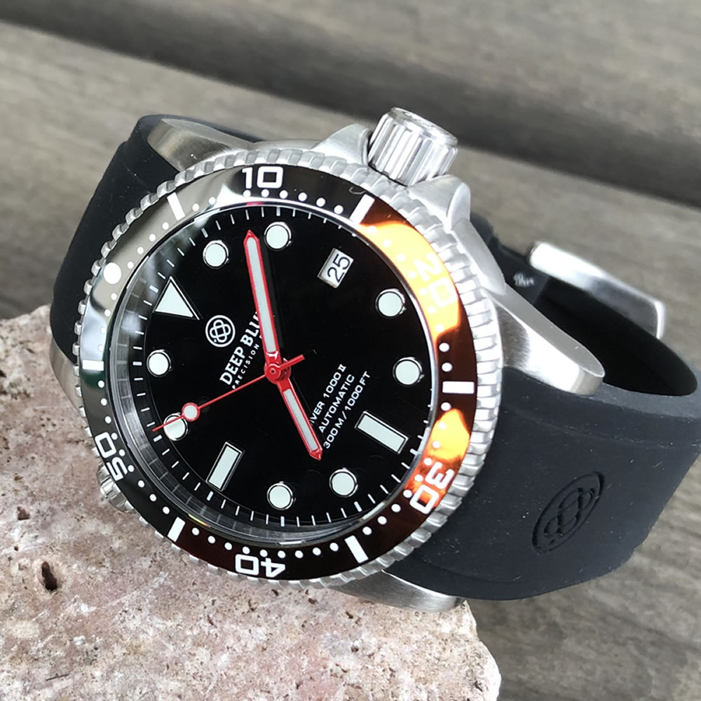 DEEP BLUE（ディープブルー）ダイバーズウォッチ DIVER 1000 II 40MM 330M/30気圧防水 SEIKO 自動巻きムーブメント セラミックべセル ビンテージ ブラックダイアル COKE/コーラー DVR402COKE 腕時計