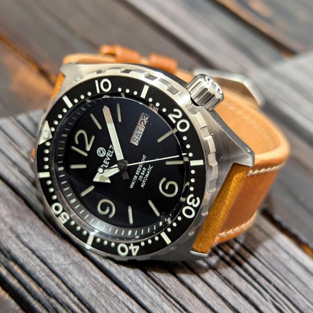 【LV1】【ARFBK-1BK2PW】【ダブルドーム風防】【フラット型ベゼル】日本製 ハンドメイドの腕時計 20気圧防水 機械式/自動巻き SEIKO NH36ムーブメント搭載 316Lステンレス ルミナスC1蓄光 レザーベルト メンズウォッチ LEVEL7