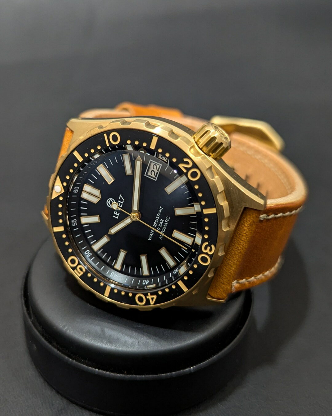 【LV1-BRASS】【2NDFBKGD-2PW】日本製 ハンドメイド 経年劣化を楽しむ無垢、真鍮/ブラス製の腕時計 20気圧防水 ブルーARコーティング サファイアダブルドーム風防 機械式/自動巻き SEIKO NH36 ムーブメント搭載 ルミナスC1蓄光 ダイバー メンズウォッチ LEVEL7