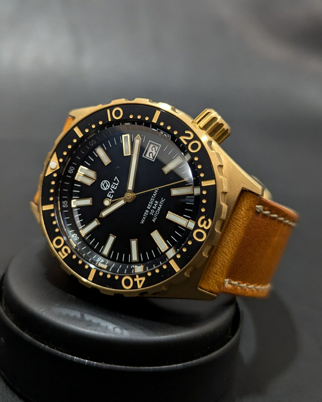 【LV1-BRASS】【2NDFBKGD-2PW】日本製 ハンドメイド 経年劣化を楽しむ無垢、真鍮/ブラス製の腕時計 20気圧防水 ブルーARコーティング サファイアダブルドーム風防 機械式/自動巻き SEIKO NH36 ムーブメント搭載 ルミナスC1蓄光 ダイバー メンズウォッチ LEVEL7