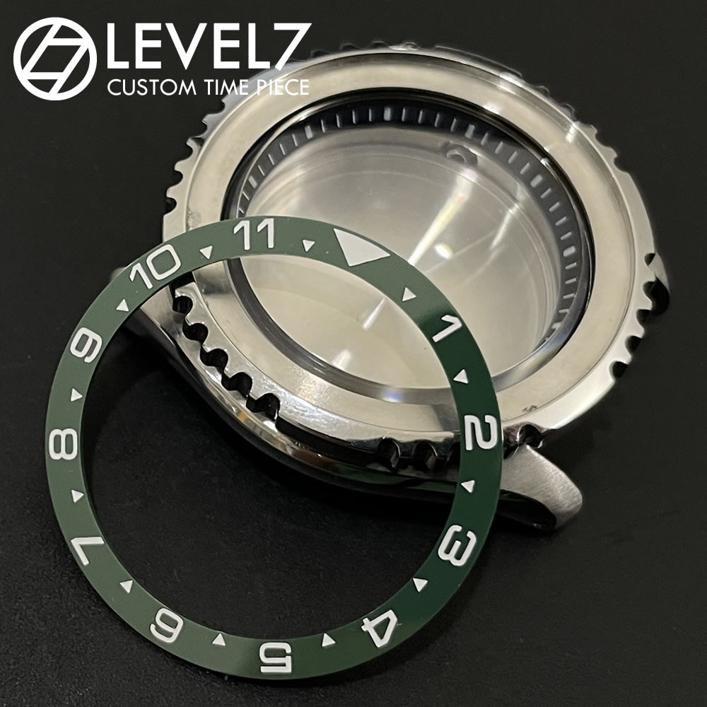 LEVEL7 2014年3月、『オンリーワン』をブランドコンセプトにオールハンドメイドのレザークラフトブランド【LEVEL7】として誕生。 2018年、コダワリを100％製品に詰め込むため、自社にレザー工房を構え自社製造を開始。 2020年、これまで10年以上に渡り、腕時計の販売を行って来たからこそ分かる品質と、そのノウハウを最大限に活かしオリジナル腕時計の販売を開始。 大人の男が本気で遊べるファッションアイテムをモットーに製作、販売をしています。 BEZEL 商品説明 【フラット型 セラミック製 ベゼルインサート】 SEIKO 7s26-0020を継承するSKX007/009などに対応したセラミック製ベゼルインサート。 風防、ベゼルに合わせ、スロープ型、フラット型を選択しカスタマイズ出来るオリジナルパーツです。 シーンに合わせ、簡単に自分だけの個性ある腕時計に簡単にカスタマイズ出来ます。 商スペック ■タイプ：フラット型 ■サイズ：外周38MM/内周：31.5MM/厚さ約1.0mm ■対応モデル： LEVEL7 007シリーズのベゼル セイコーSKX007、SKX009＆SKX011、7s26-0020シリーズの一部 セイコー5SRPDxxシリーズの一部（SKX007代用品） ※備考1：接着には、別売り（3M製接着シール）が簡単、便利です ※備考2ベゼルインサートのみの販売となります。ケース及び、ベゼル、リューズなど他パーツは、付属していません。 　注意事項 カスタマイズの際に生じた破損やトラブルなど、当社では、一切保障し兼ねます。 予めご理解頂き、自己責任にて、作業下さいませ。