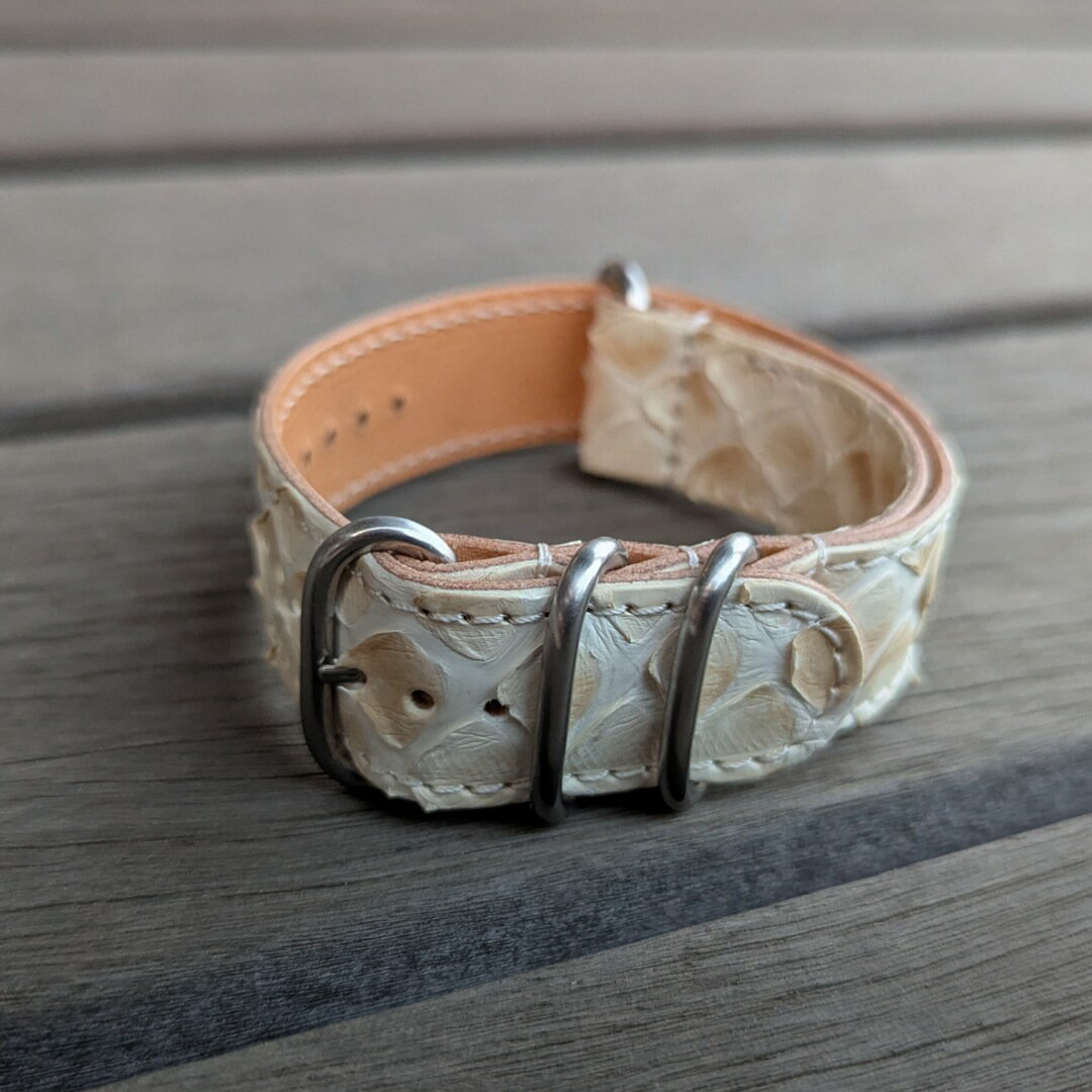 ラグ幅22MM 日本製 ハンドメイド 国産なめしダイヤモンドパイソン ハーフブリーチ×生成りヌメ革をベースにしたオイルレザーを使用した本革ZULUベルト/NATOベルト ホワイトステッチ レザーベルト 腕時計 替えベルト py22z-bwh270 LEVEL7